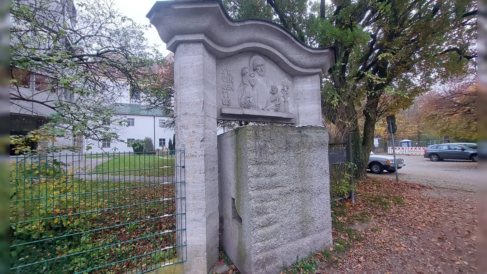 Ziel des Lichtergangs ist das Mahnmal für das Sammellager Berg am Laim. Es steht am Ende der Clemens-August-Straße, nahe der Kirche St. Michael. (Foto: bas)