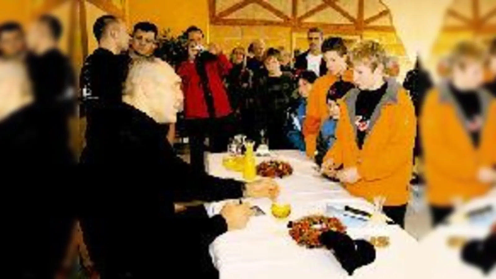 Großer Andrang: Viele Besucher des Bades stellten sich an für Autogramme und Erinnerungsfotos.  (Foto: Bauer)