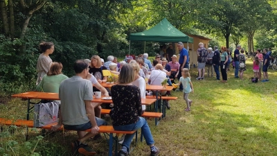 Jede Menge Interessenten zog das Imkerfest in Poing an. Der Verkaufsschlager war der eigene Honig. (Foto: Tarnikas)