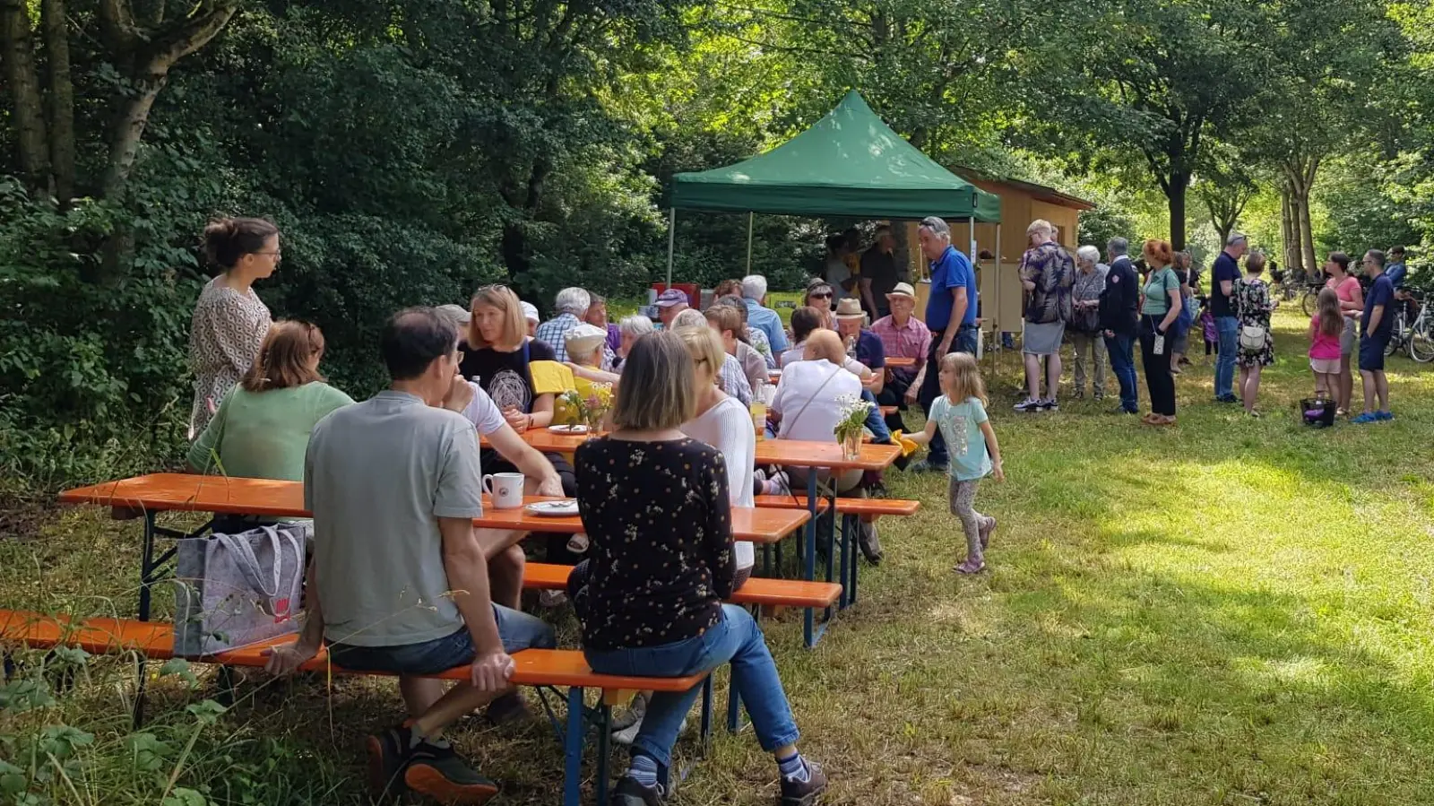 Jede Menge Interessenten zog das Imkerfest in Poing an. Der Verkaufsschlager war der eigene Honig. (Foto: Tarnikas)