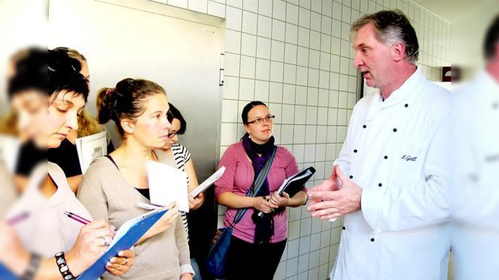 Küchenleiter Ludwig Grill zeigt den Hauswirtschaftsschülerinnen sein Reich in der Kreisklinik.  	 (Foto: privat)