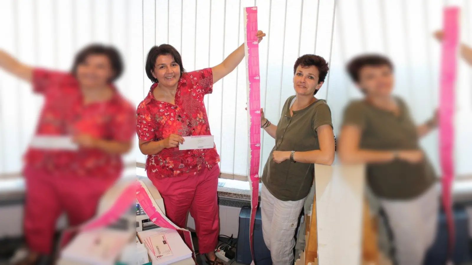 Tickets für alles, was das Herz begehrt: Christa Kreuzer und Claudia Michaelis im Sendlinger-Anzeiger-Büro am Luise-Kiesselbach-Platz. (Foto: job)