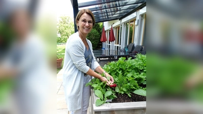 Radieschen-Ernte im Hochbeet der NBH-Tagespflege: Marion Reger freut sich auf die Wiedereröffnung. (Foto: NBH)