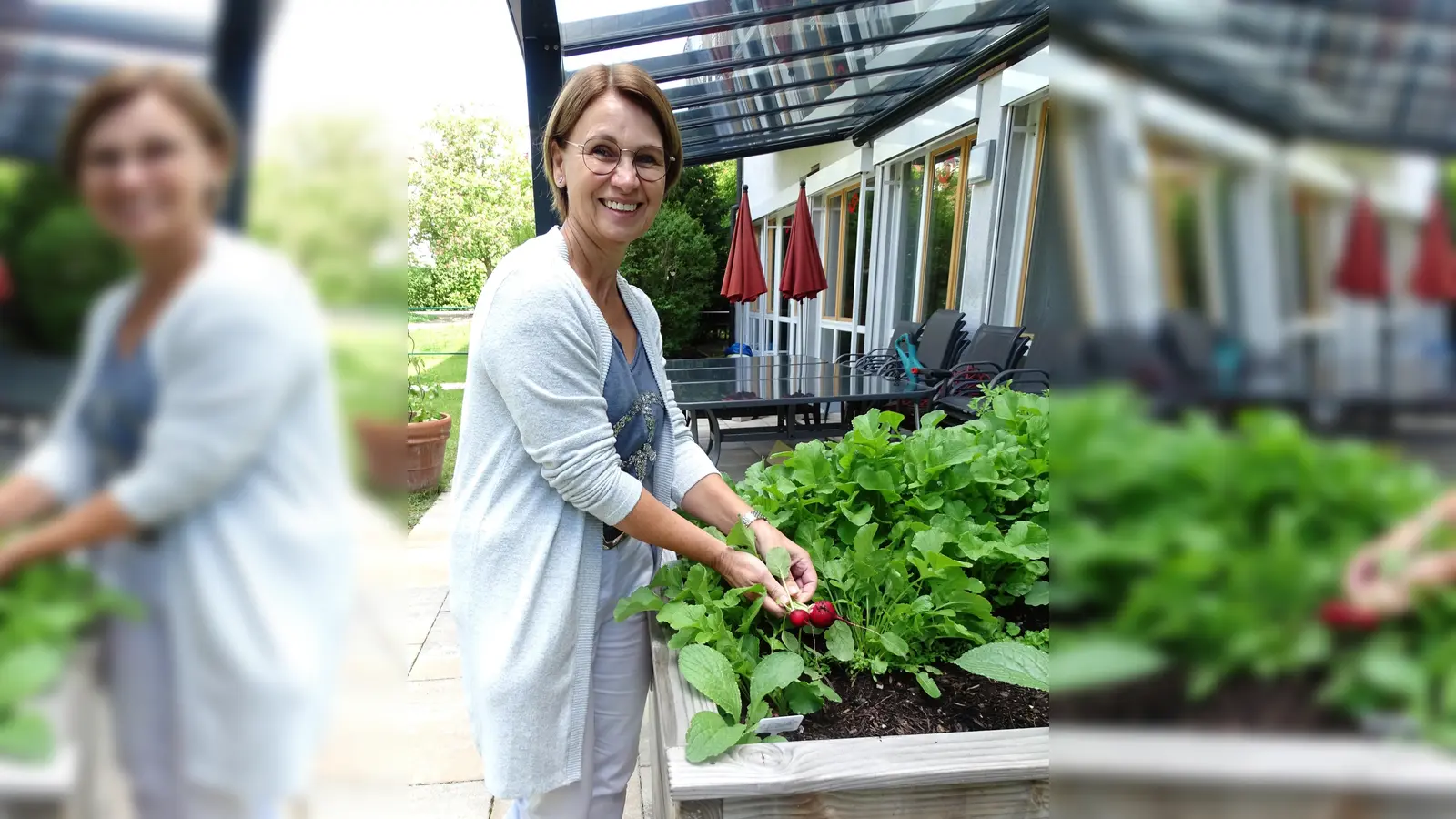 Radieschen-Ernte im Hochbeet der NBH-Tagespflege: Marion Reger freut sich auf die Wiedereröffnung. (Foto: NBH)
