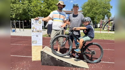Christian Lekies (v.l.), Florian Hagena und Max setzen sich für die Erweiterung des Bikeparks in Hochstadt ein. (Foto: pst)