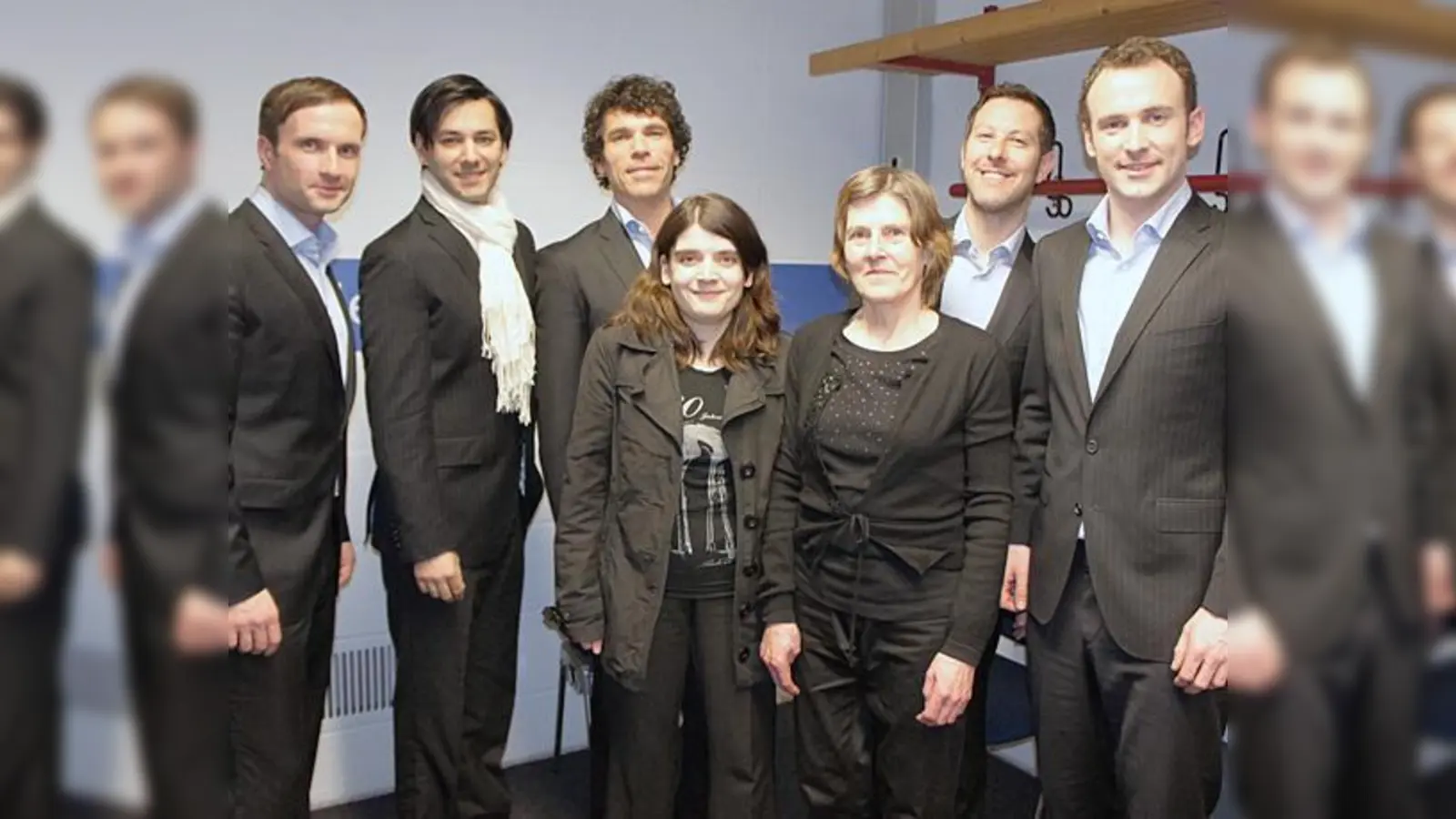 Gewinnerin Christine Manhart mit ihrer Mama im Kreise von Adoro.  (Foto: ms)