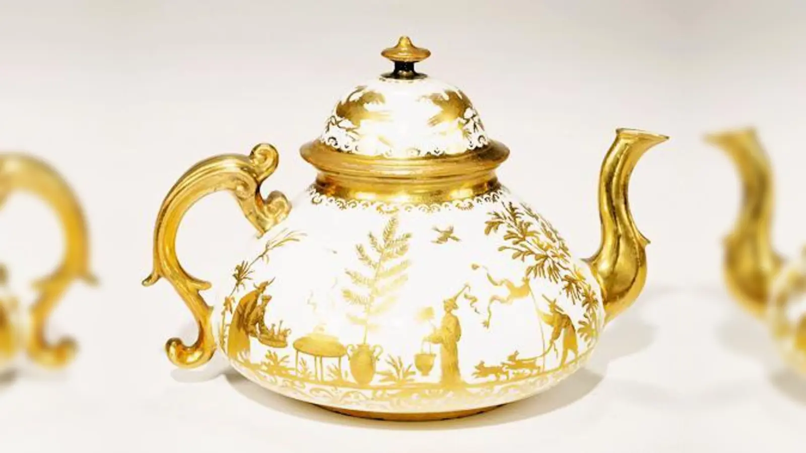 Teekanne im Chinastil aus der Manufaktur Meißen mit dem Dekor Augsburg, wohl von Abraham Seutter, um 1730.	 (Foto: Bayerisches Nationalmuseum München)