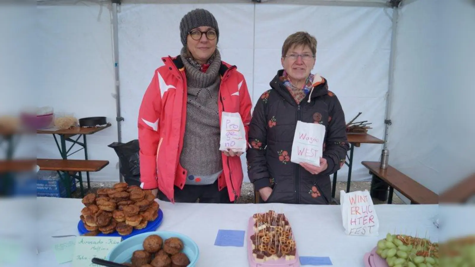 Claudia Hautkappe (l.) und Christine Löcher helfen beim Essensstand. (Foto: pst)