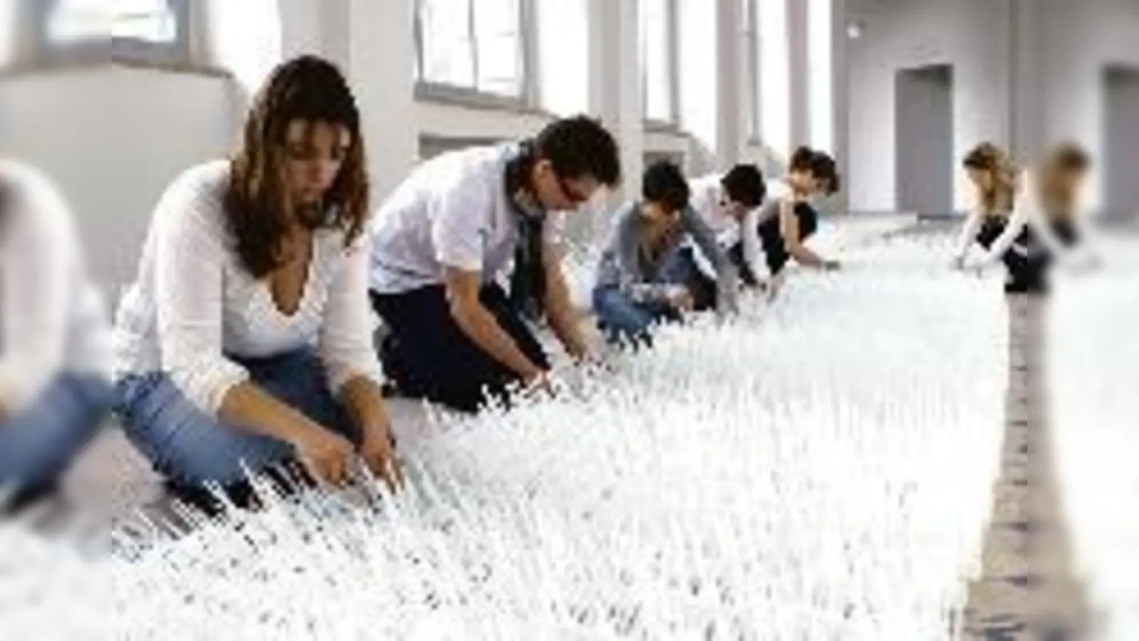 Kunststudenten bereiten die Installation »Der dritte Raum« vor, die in der Pinakothek der Moderne im Rahmen einer Jubiläumsschau zu sehen ist.  (Foto: O. Sachs)