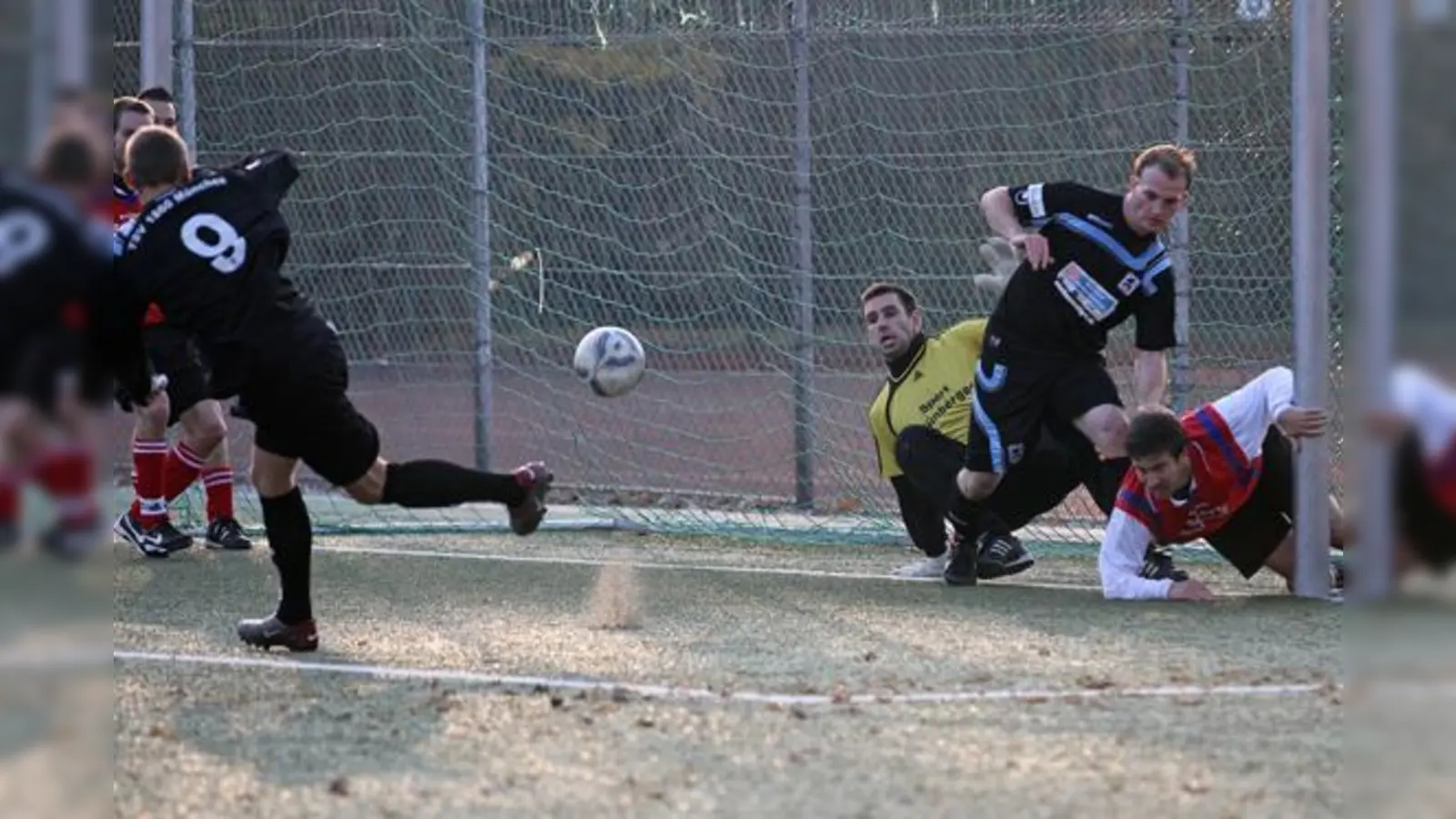 Maxi Hutsteiner erzielt das 1:1 für den TSV 1860 III.  (Foto: A. Wild)