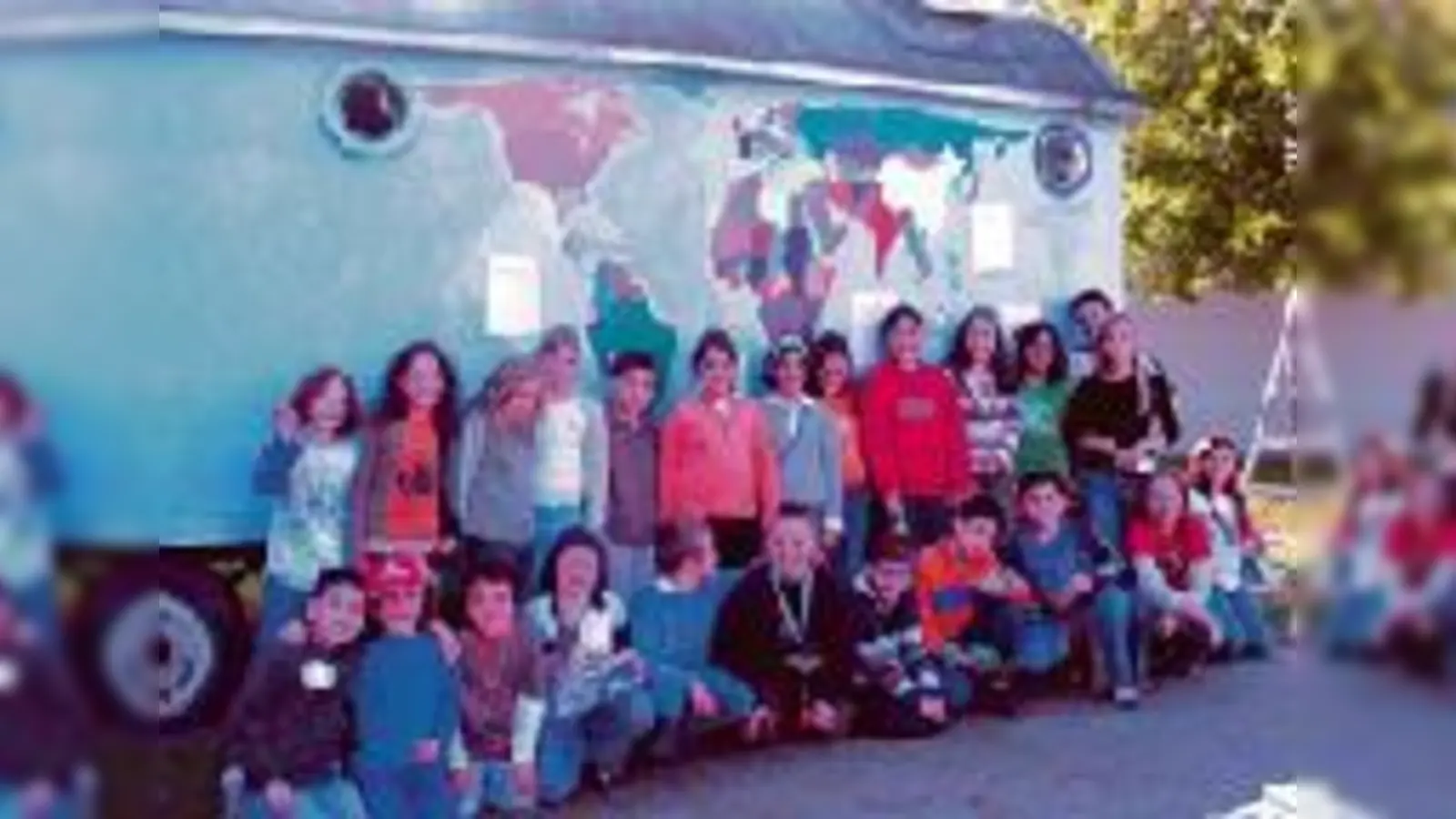 Die Kids vorm selbstbemalten  (Bauwagen.Foto: aha)