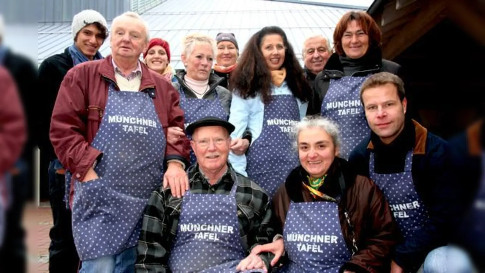 Die Freimanner Tafel hat viele ehrenamtliche Helfer, Katerina Christodoulidou (vorne rechts) leitet sie an.	 (Foto: Wally Schmidt)