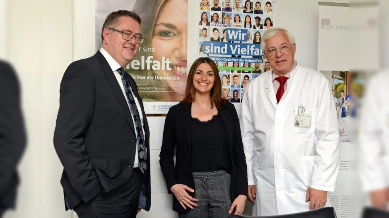 Hebamme Valentina Duca (Mitte) ist das Münchner Gesicht der bundesweiten Kampagne „Wir sind Vielfalt”. Über die große interkulturelle Diversität am Klinikum der LMU München freuen sich  der ärztliche Direktor Prof. Dr. Karl-Walter Jauch (rechts) und Pflegedirektor Marcus Huppertz. (Foto: Klinikum der LMU München)
