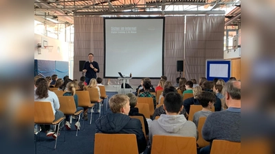 Der Digitaltrainer und Medienpädagoge Daniel Wolff informierte rund 120 Eltern über die enormen Risiken und erstaunlichen Chancen der Smartphone-Nutzung. (Foto: VA)