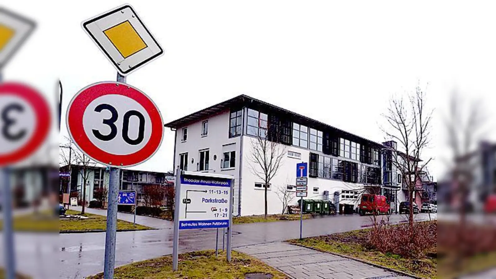 Am Ende der Parkstraße soll eine Unterkunft für bis zu 120 Asylbewerber entstehen. Die Bürgerschaft ist darüber gespaltener Meinung.	 (Foto: Schunk)