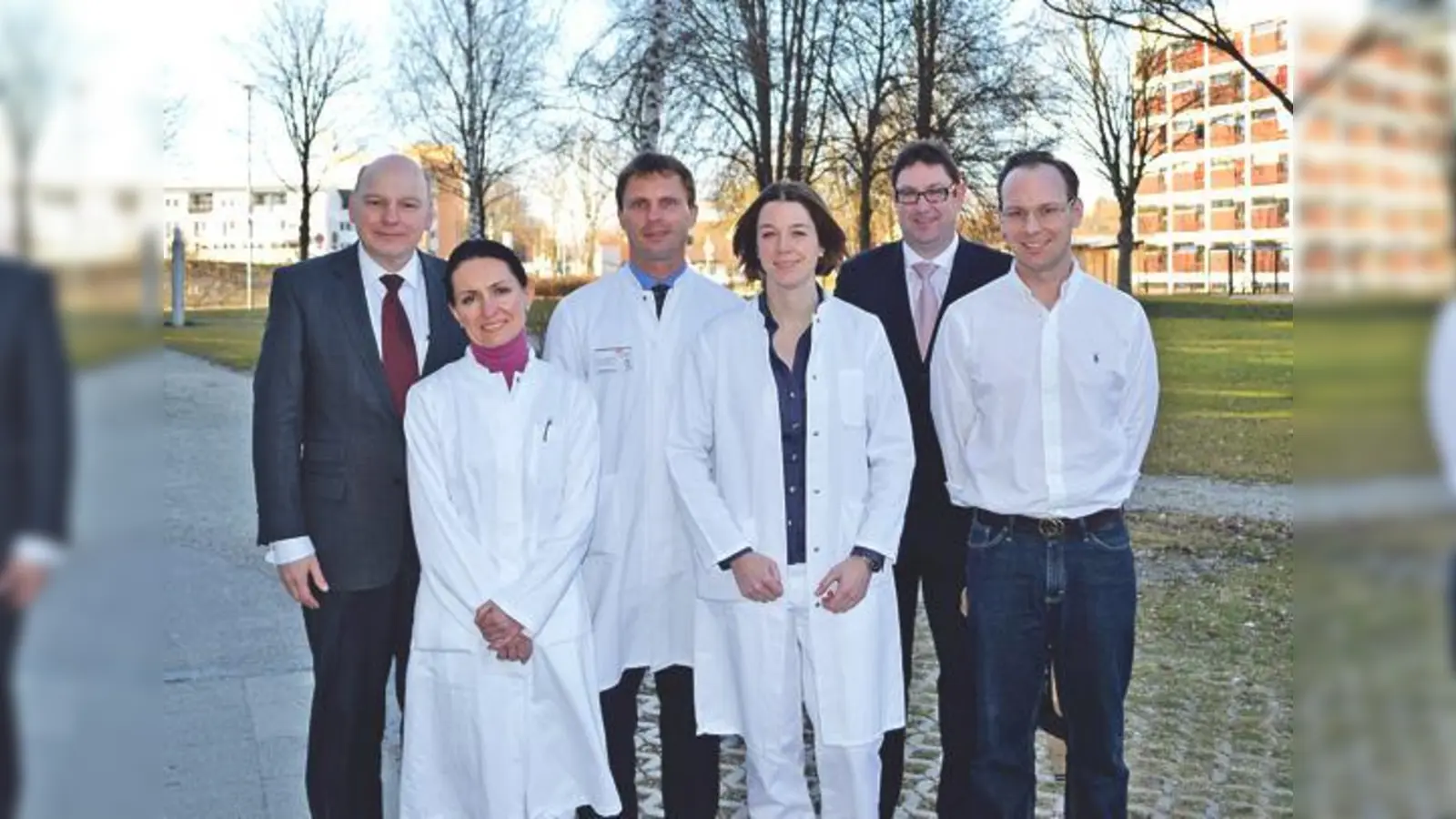 Gisela Breindl (Leitende Ärztin Handchirurgie, Zweite von links) und Andreas Brandtner  (Belegarzt Urologie) sind neu im Klinikum Landkreis Erding. 	 (Foto: Klinikum)