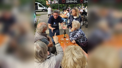 Christian Bieberle im Gespräch mit den Gästen (Foto: CSU Karlsfeld)