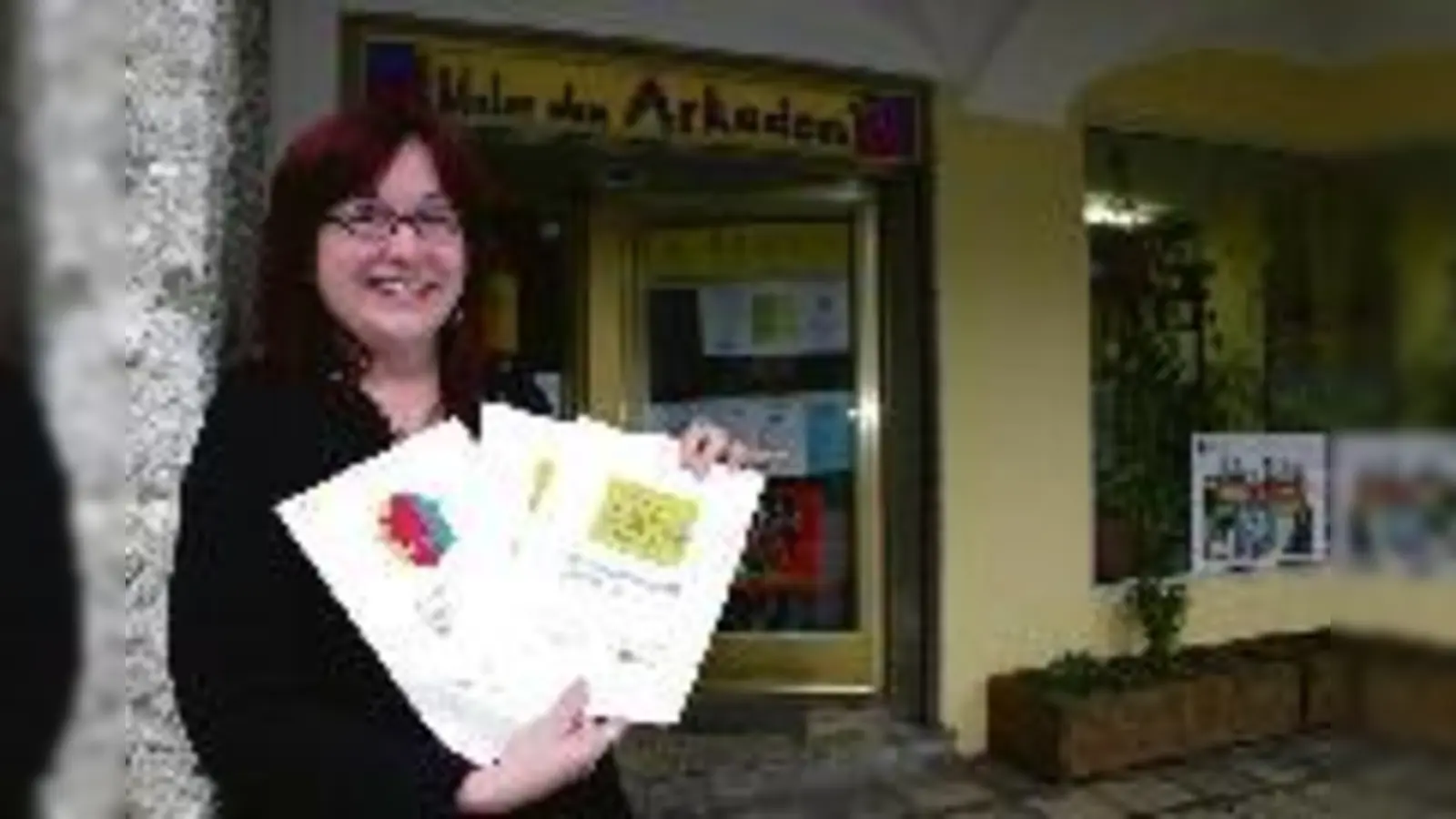 Jedem Namen sein Logo: »Unter den Arkaden«-Leiterin Uschi Weber zeigt die Entwürfe der vielen neuen Türschilder, die das frisch gebackene »Mehrgenerationenhaus« seit heute zieren.  (Foto: gf)