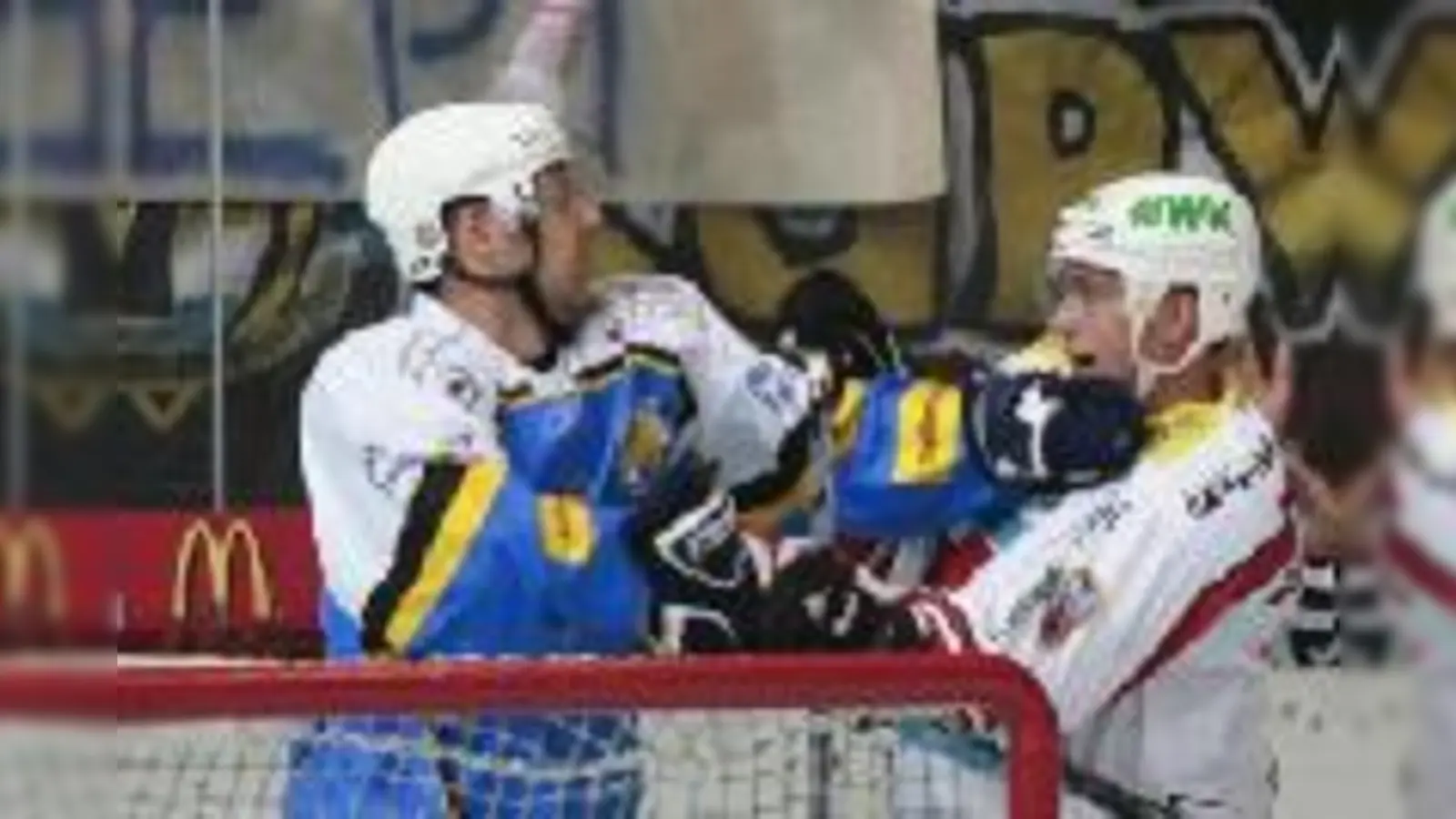 Ruppig ging es im Derby zwischen dem EHC und den Landshut Cannibals zu  auf dem Eis und verbal auch auf den Rängen.   (Foto: Rudolf Straubmeier)