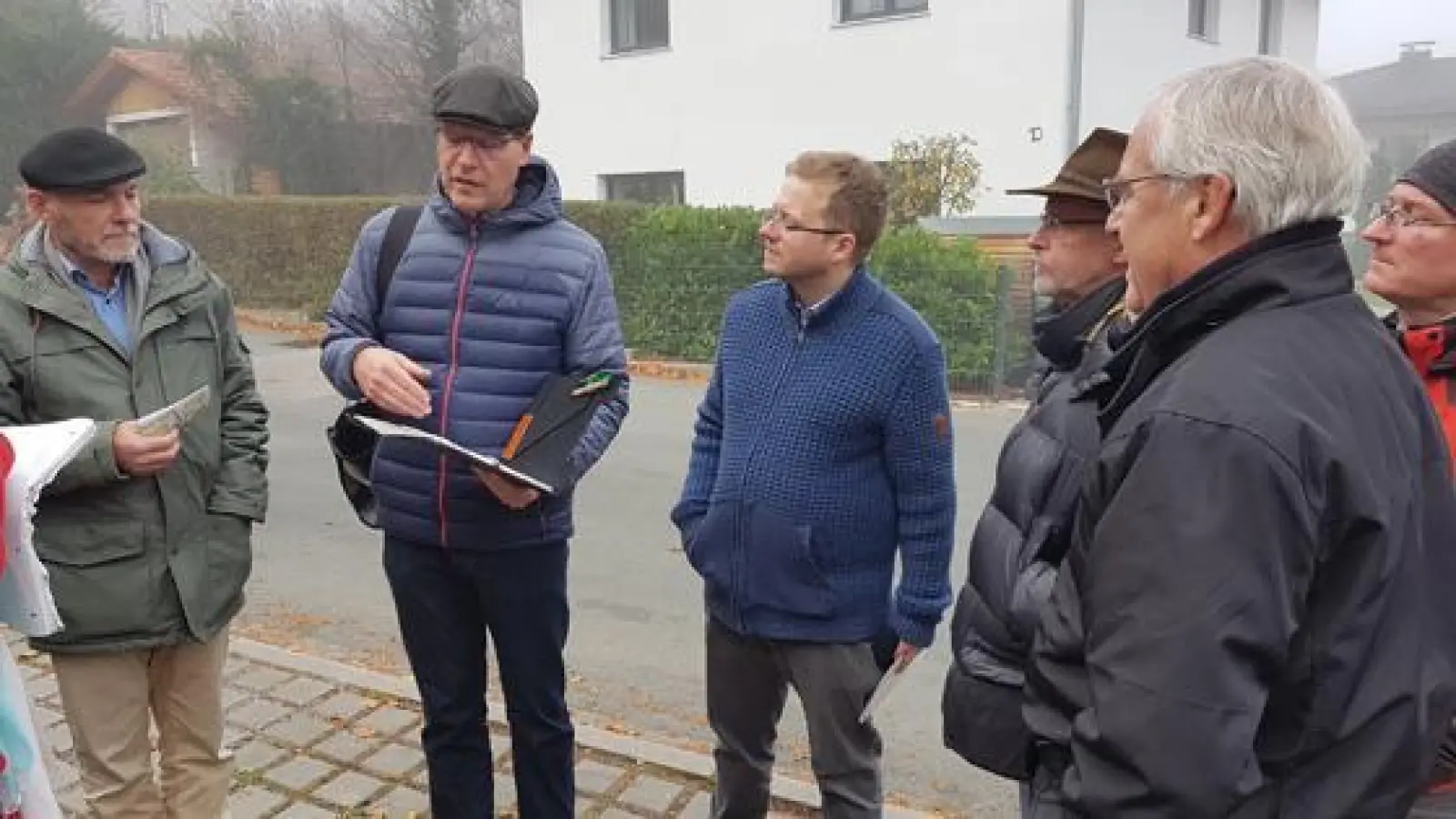 Wie geht Energiewende? Dies erläutern Franz Giglinger und Wolfgang Wochermaier hier Christian Siebel, Thomas Warg und Walter Brilmayer (v. li.).  (Foto: Stefan Dohl)