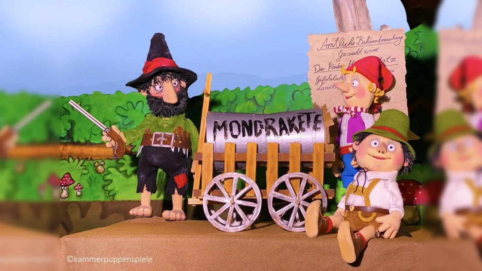 Der Räuber Hotzenplotz hat Großmutters Schwammerlsuppe ganz aufgegessen. Bei so viel Dreistigkeit verstehen Kasperl und Seppel keinen Spaß mehr. (Foto: Kammerpuppenspiele Bielefeld)