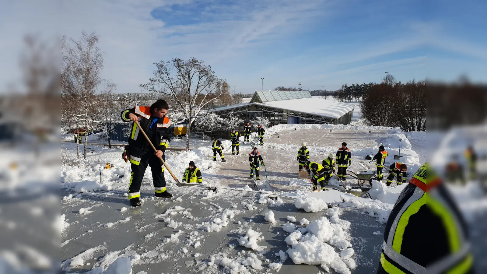 Die Sauerlacher Feuerwehr beim Räumen von Schule und Mehrzweckhalle. (Foto: LRA München)