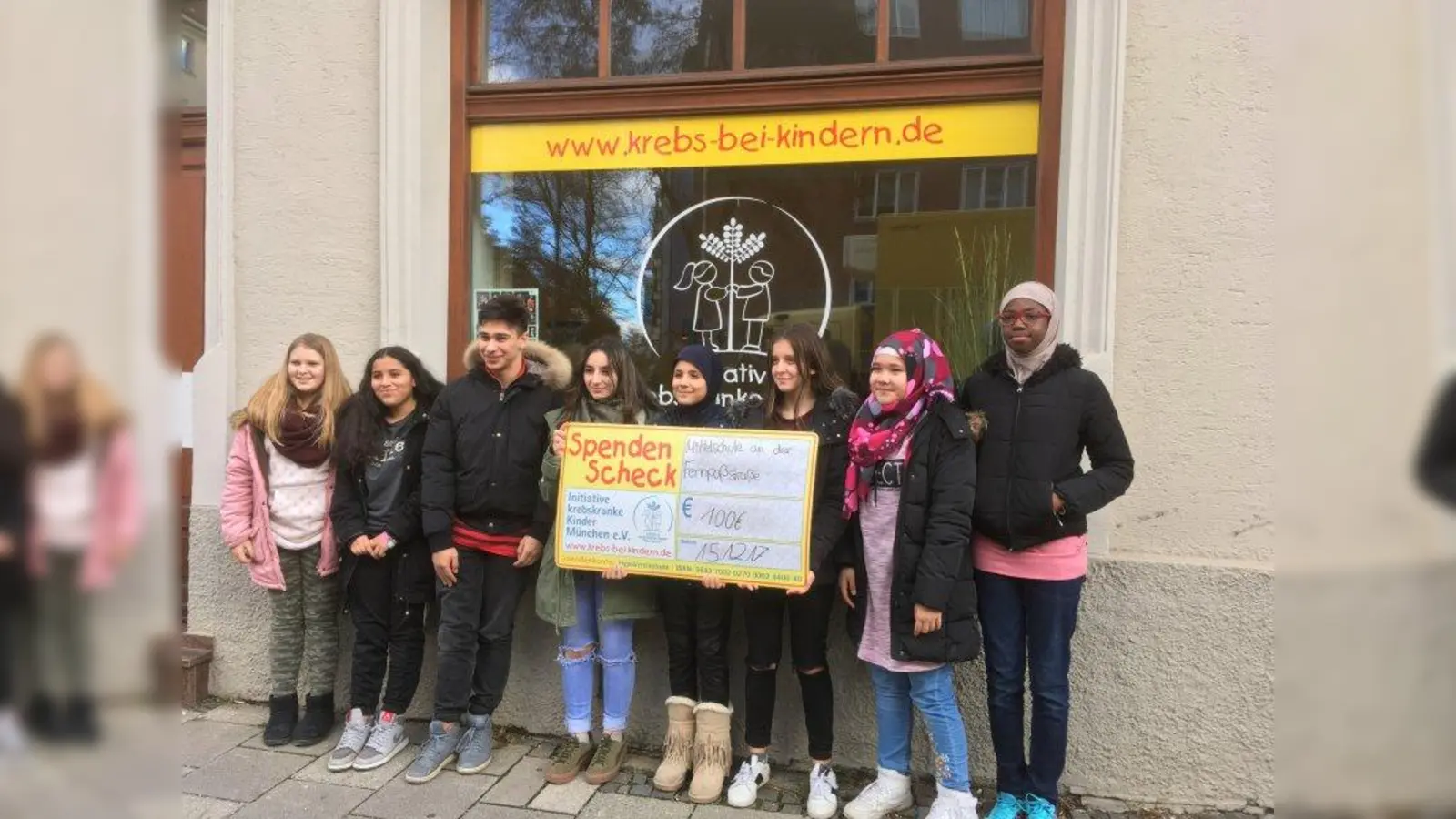 Klassensprecher der Mittelschule an der Fernpaßstraße übergaben voller Stolz 100 Euro an die Initiative „Krebskranke Kinder“. (Foto: Schule)