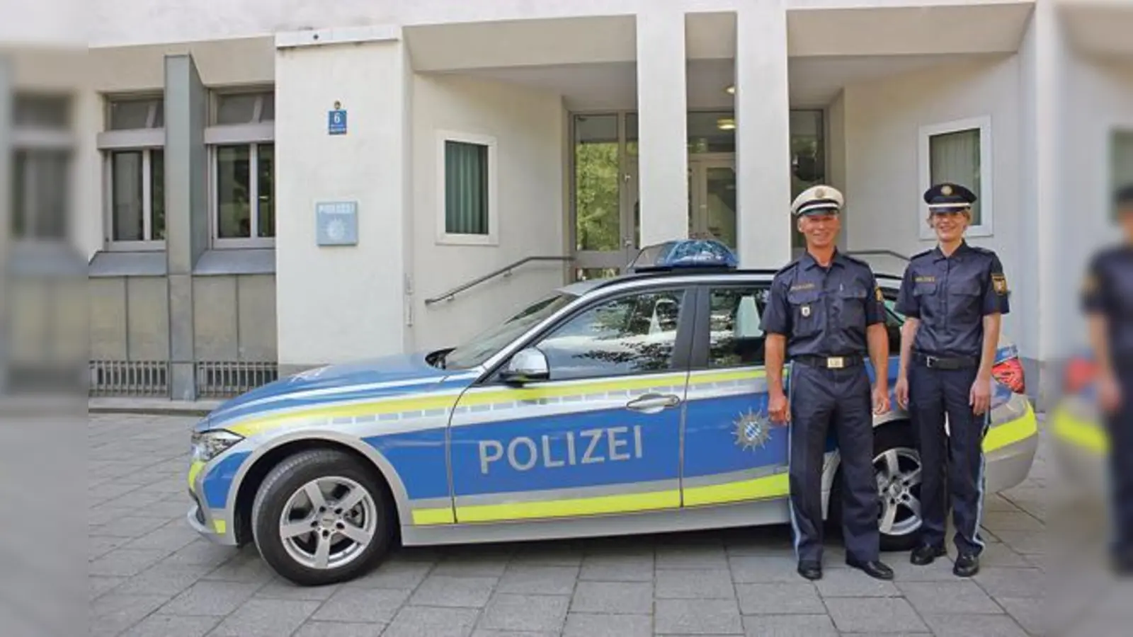 Eva Robnik und Reinhard Brill vor der Polizeiinspektion Schwabing in den neuen Uniformen der bayerischen Polizei.	 (Foto: mil)