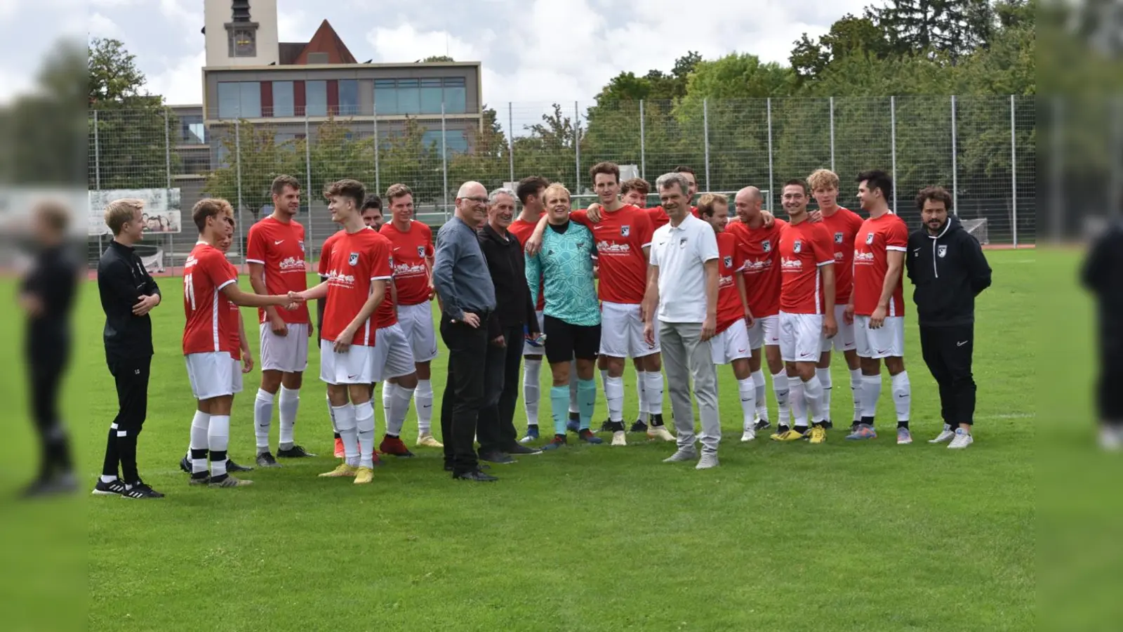 Spieler des SV Waldeck mit (Bildmitte von links) dem Vorsitzenden der Bürgervereinigung Frieder Vogelsgesang, Waldeck-Vereinsvorstand Robert Steinhauser und Thomas Hasselwander von der Bürgervereinigung. (Foto: Nikolaus Graf)