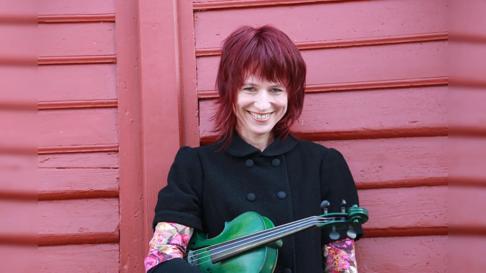 Monika Drasch sorgt mit ihrer grünen Geige für die musikalische Untermalung der Lesung. (Foto: © Monika Drasch )