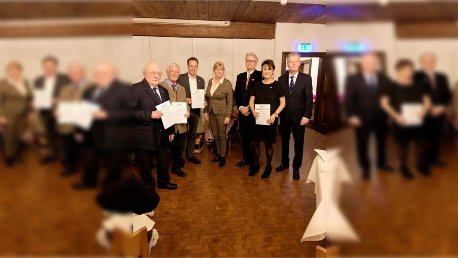 Zum Jahresabschluss ehrte die CSU Grünwald langjährige Mitglieder. Bürgermeister Jan Neusiedl (r.) gratulierte herzlich.  (Foto: VA)