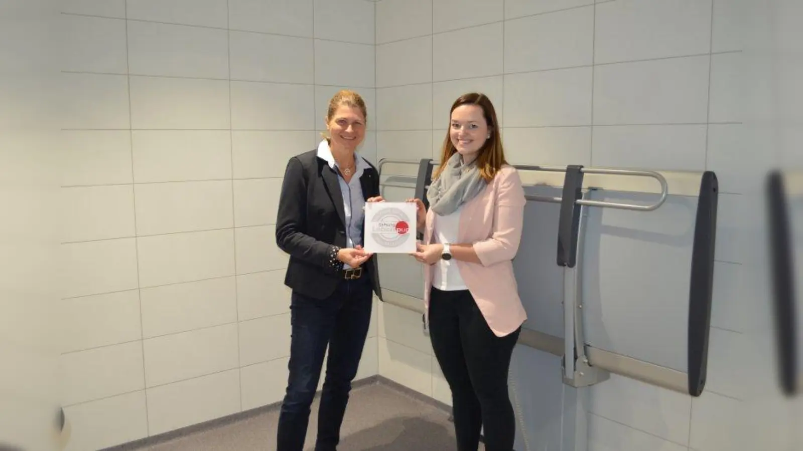 Die WC-Anlage am Harras wurde mit dem Siegel „Toilette für alle” ausgezeichnet. Darüber freuten sich Nicola Maier-Michalitsch (links, Stiftung Leben pur) und Michelle Schmidt (Hering Sanikonzept GmbH). (Foto: Stiftung Leben pur)