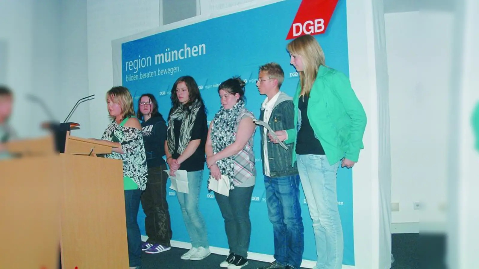 Schülerinnen und Schüler der Wilhelm-Busch-Realschule trugen zur Eröffnung Texte vor, die sie für sogenannte Hörstationen in der Ausstellung aufgenommen haben. (Foto: imp)