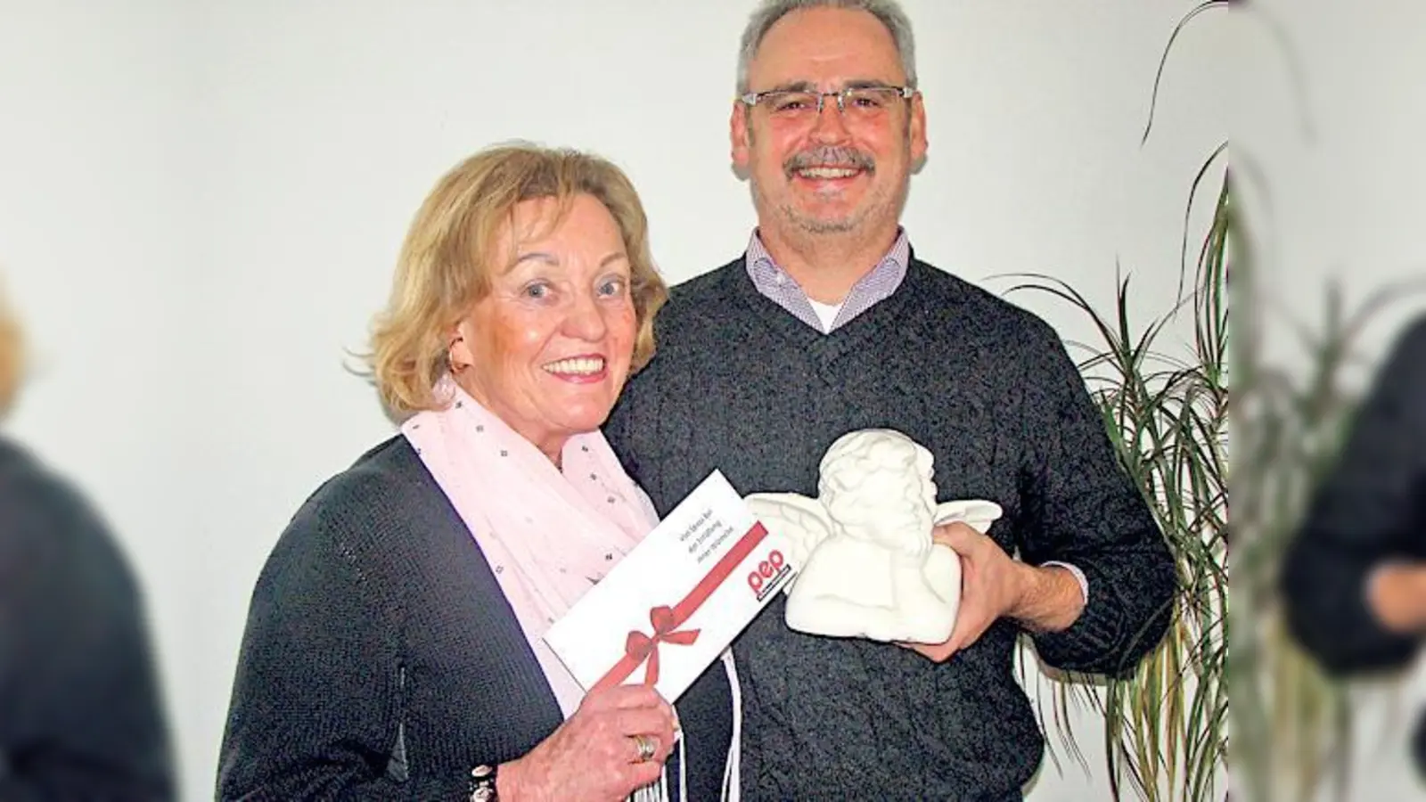 Irene Hesse freut sich mit Klaus Seidl über seinen Weihnachtsengel 2010 und ­einen pep-Gutschein.  	 (Foto: Ka)