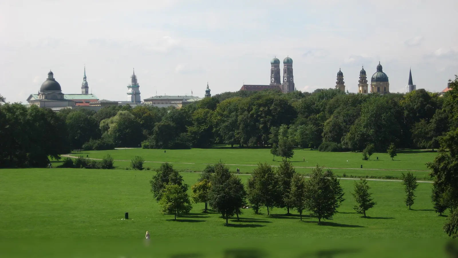 Der Englische Garten ist mit seinen 375 Hektar die größte Parkanlage der Welt. Ob er weiterhin Englischer Garten heißen soll, dazu hat Sebastian Daexel eine Online-Petition gestartet.  (Foto: Wikipedia)