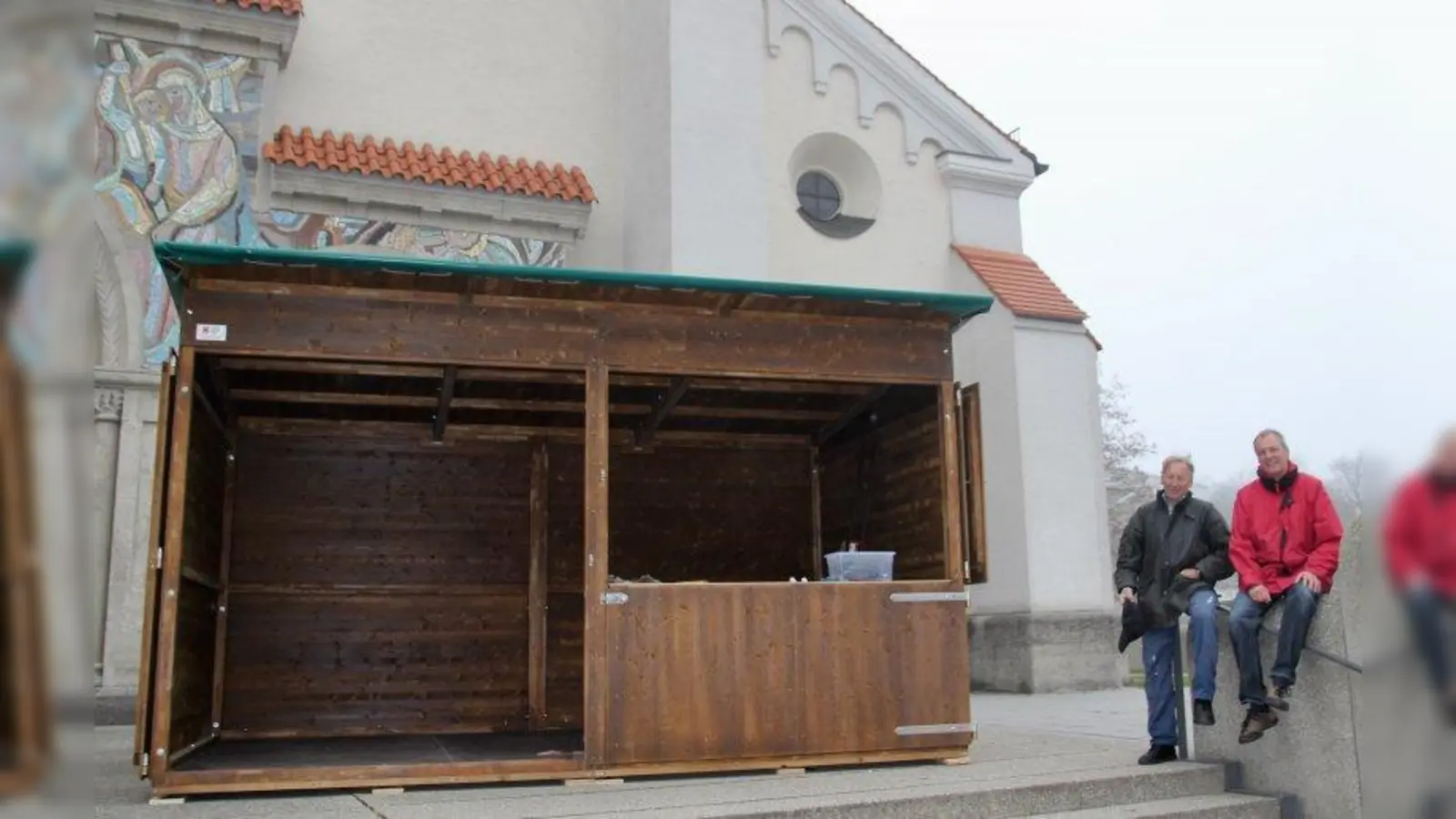 Geschafft! Christian Herkner und Helmut Lipah (v.r.) bauten schon mal den ersten Stand für den Pasinger Christkindlmarkt auf: den neuen Musikstand. (Foto: us)