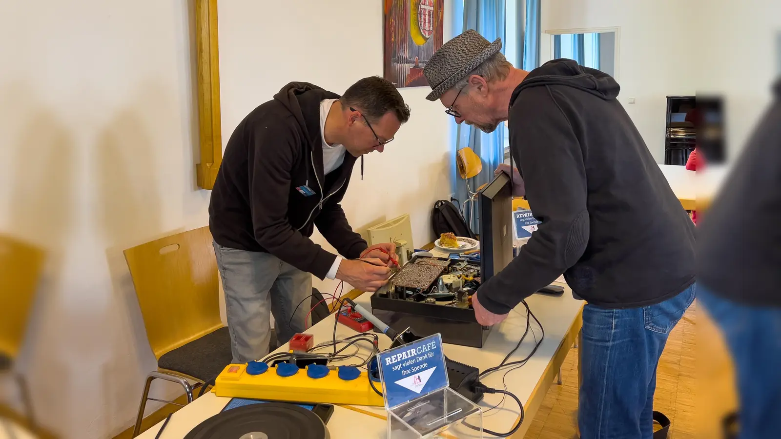 Ein professionelles Team hilft bei der Reparatur von defekten Geräten. (Foto: Michael Himmelstoß)