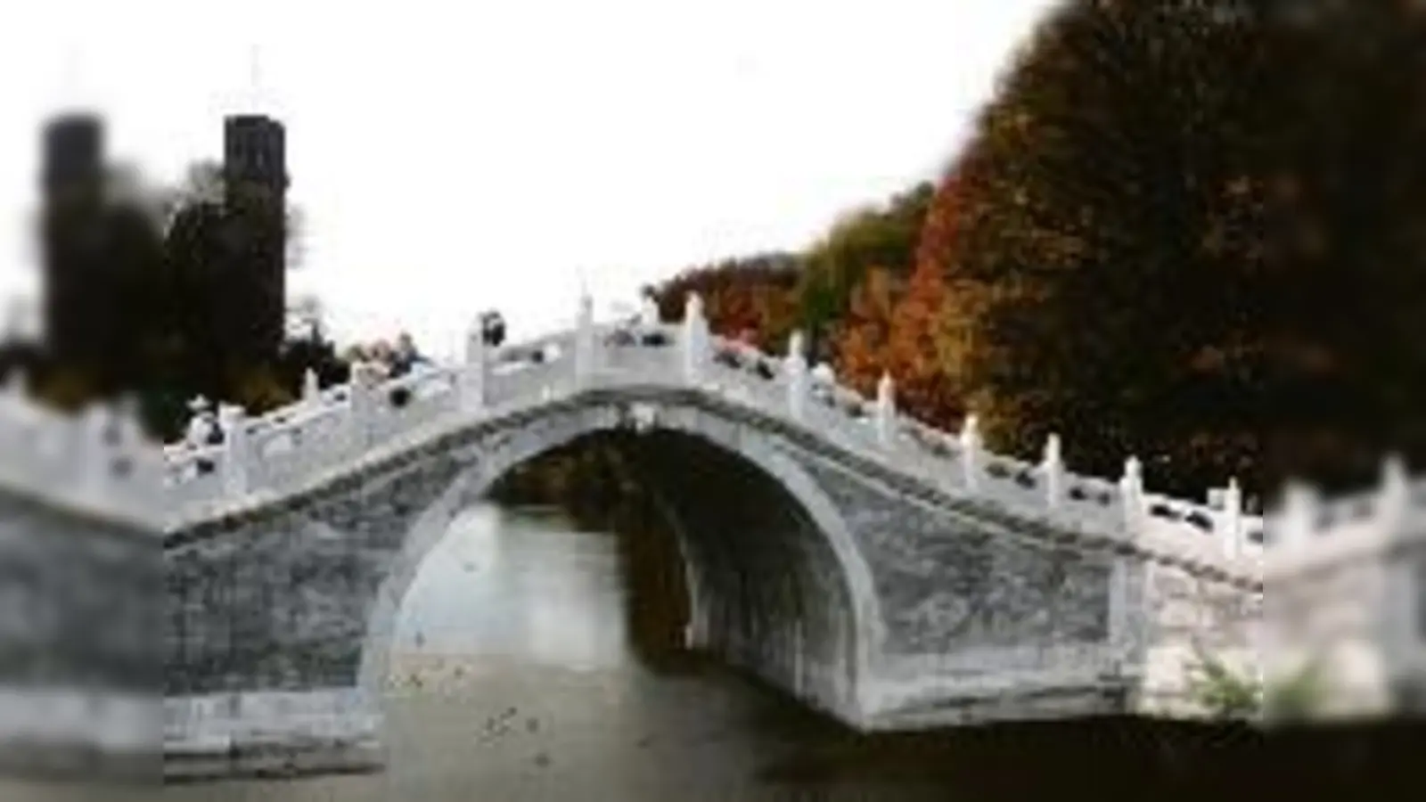 Eine solch prunkvolle Brücke wie in unserer Collage wird in naher Zukunft kaum über die Isar gebaut werden  aber schön wärs schon. In den vergangenen Jahren dagegen war nicht mal für einen schmalen Steg Geld vorhanden.  (Foto: clash)