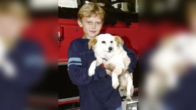 Emma in den Armen ihres Herrchens.  (Foto: Feuerwehr)