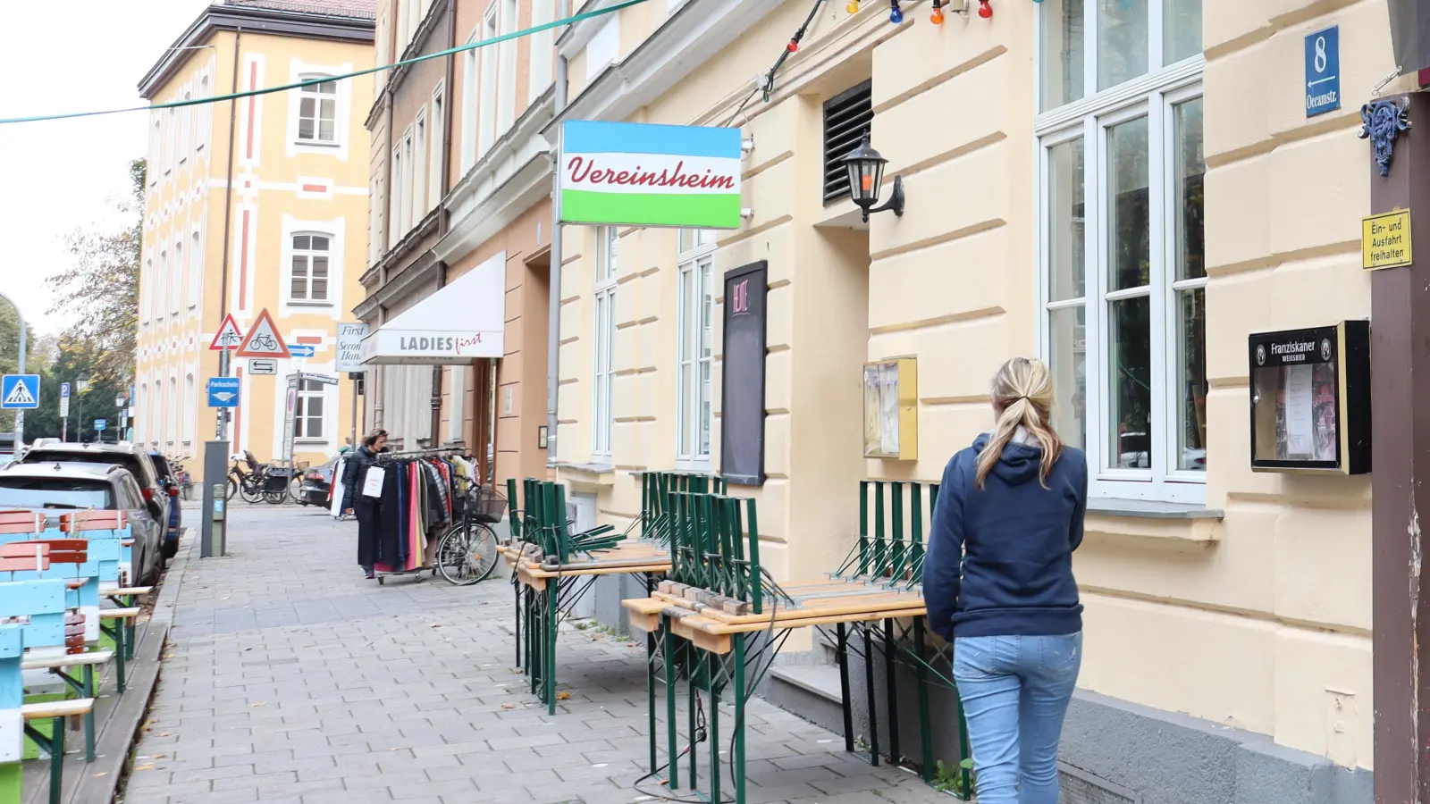 Im Vereinsheim gibt es zweimal im Monat den „Blickpunkt Spot” zu sehen. Kabarettisten bringen dabei die Zuschauer zum Lachen.  (Foto: mha)