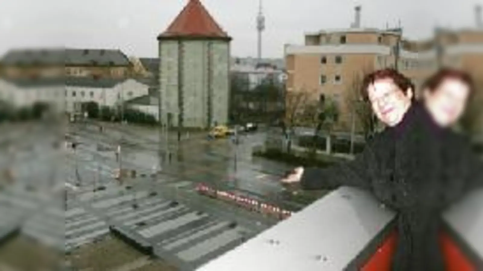 Noch ist alles grau in grau, doch vor ihrem geistigen Auge sieht Antonie Thomsen schon den neu gestalteten Curt-Mezger-Platz, wenn sie vom Balkon des Kulturhauses Milbershofen herab schaut.  (Foto: em)