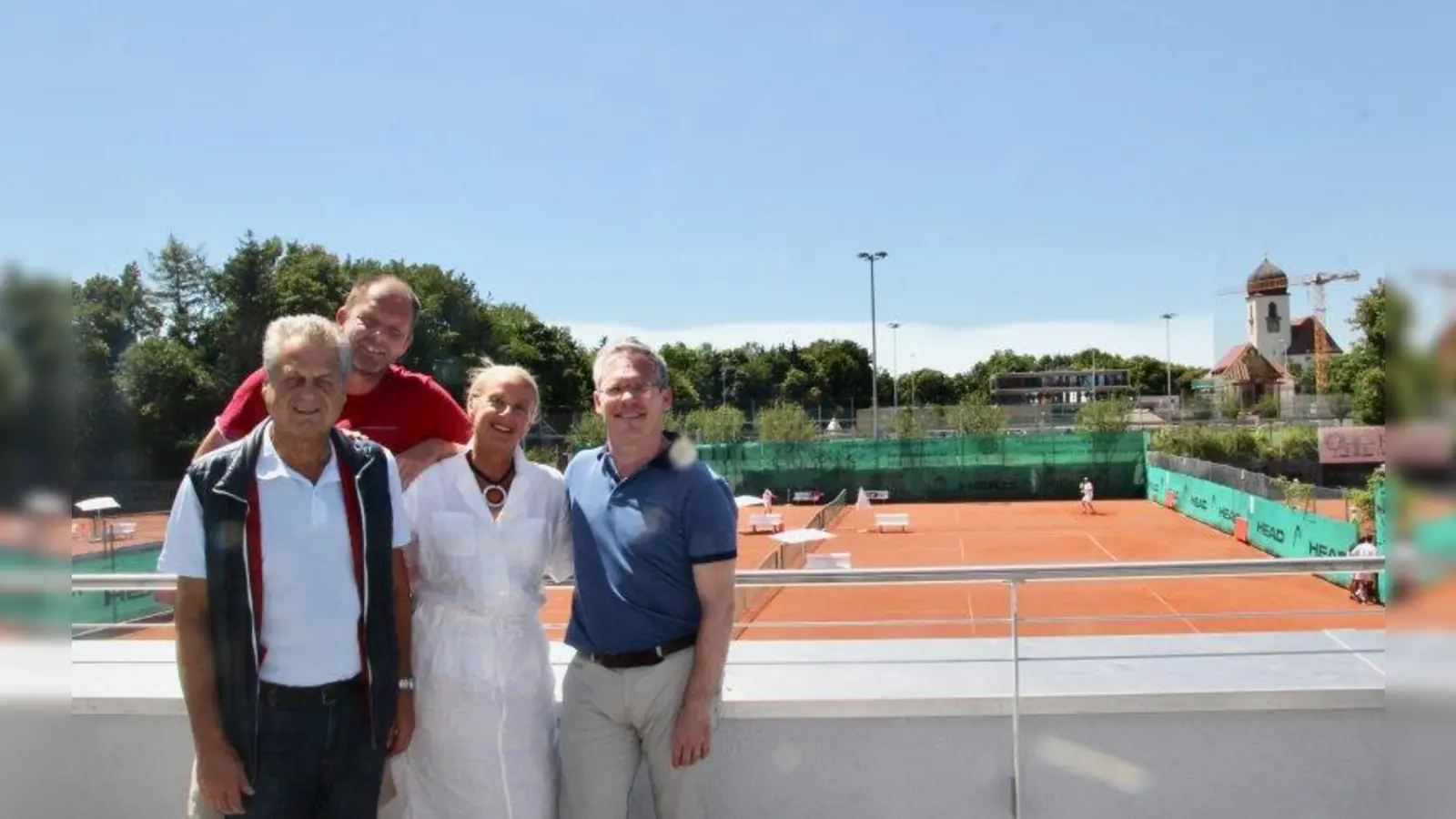 Neues Clubhaus mit Platz, guter Gastronomie und „legendärer Dachterrasse”! Der Vorstand des Tennisclubs ist „absolut zufrieden”. V.l.: Max Högn, Johannes Halstrick, Vorsitzende Eva-Maria Steiner und Christian Schweizer. (Foto: us)
