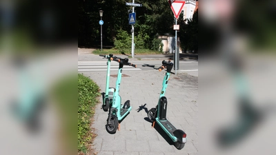 Noch immer ein Problem: Scooter vor dem <br>Zebrastreifen am Kreppeberg. (Foto: gcdw)