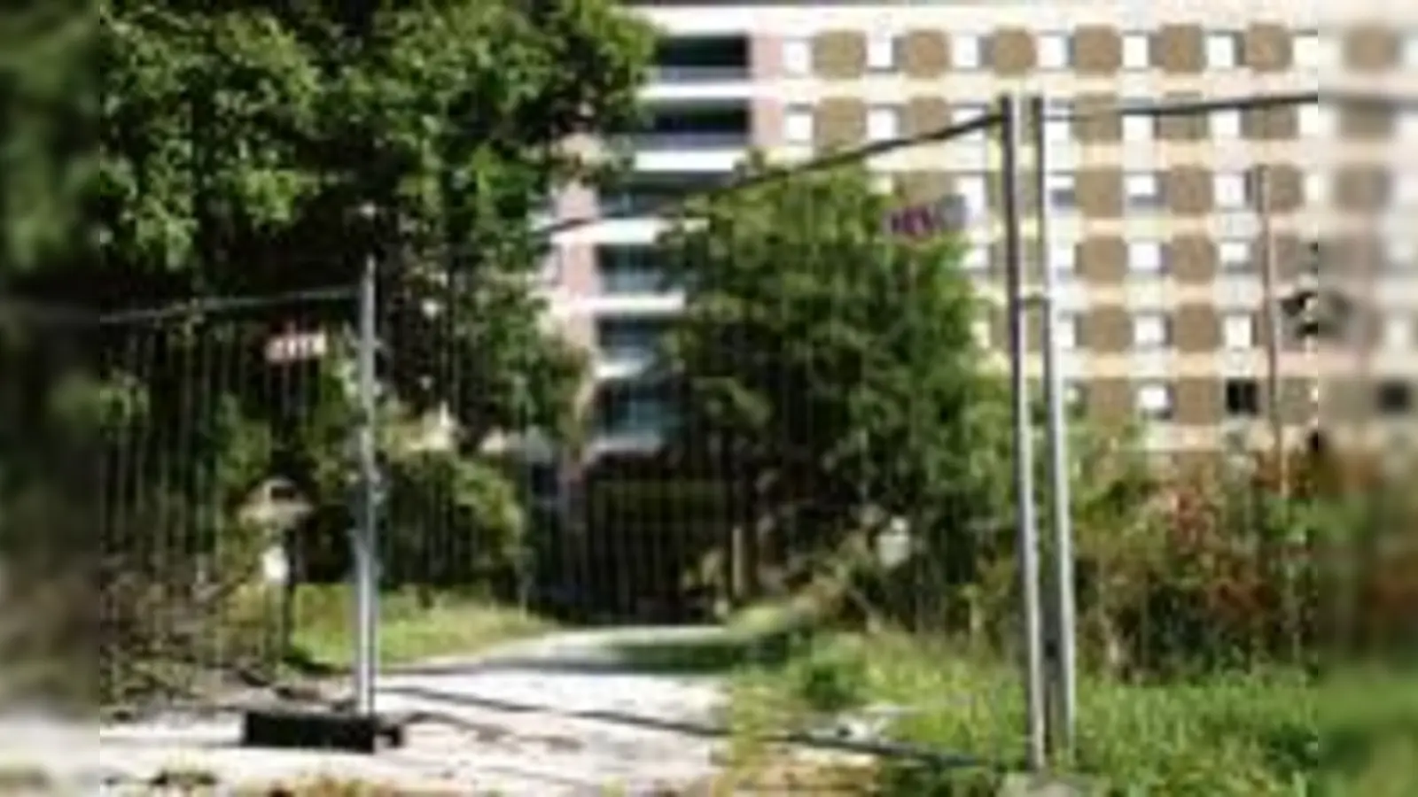 Noch ist das Gelände mit einem Bauzaun umrandet: Doch nun liegt der Bebauungsplan aus. 	 (Foto: ak)