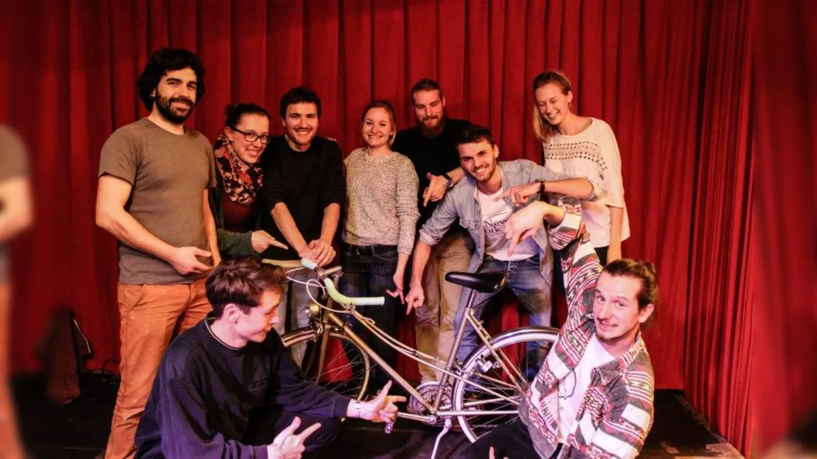 Engagierte Studenten: Das Team von „SocialRide” leistet Integrationsarbeit beim Fahrrad-Reparieren. (Foto: SocialRide)