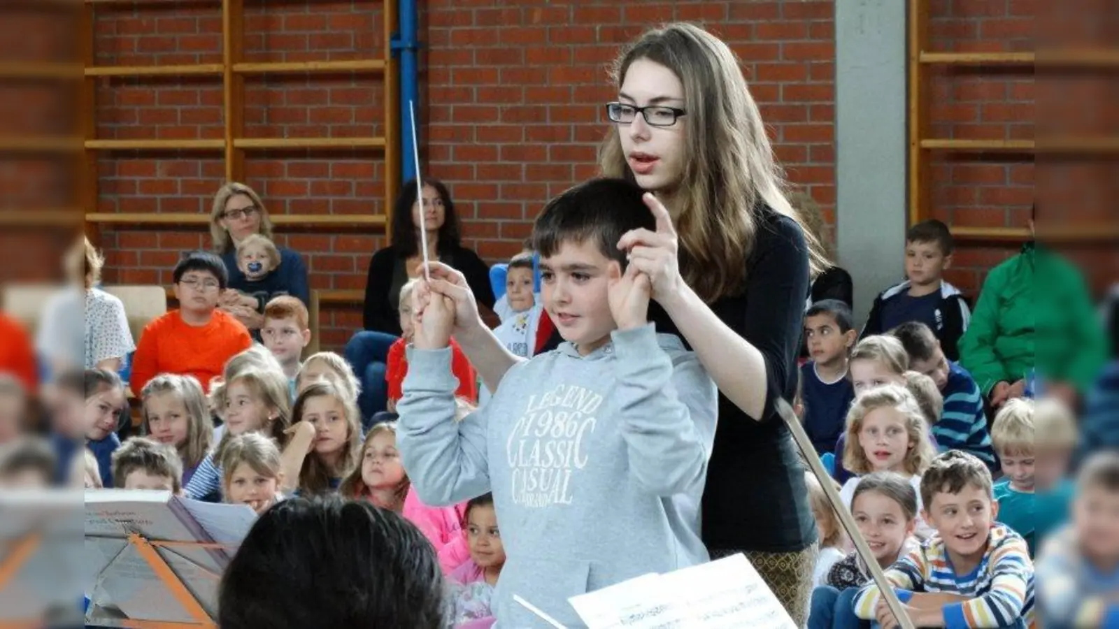 Einmal selbst den Dirigentenstab in die Hand nehmen - das durfte dieser Bub mit Anna Handler.. (Foto: tab)
