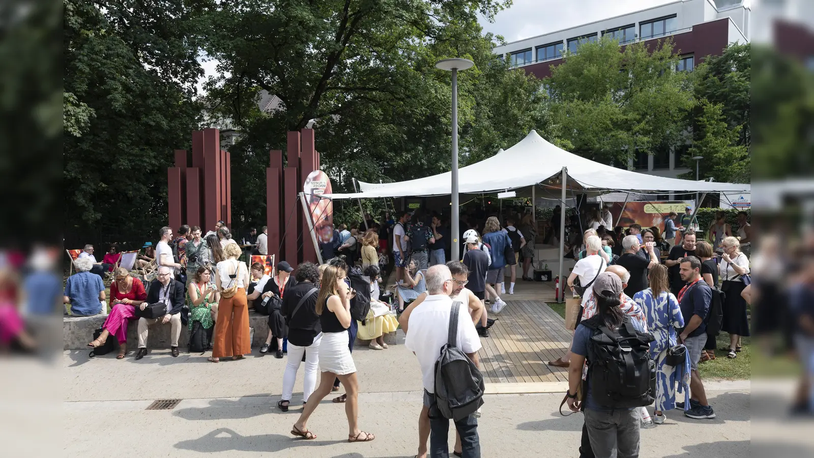 Bereits im letzten Jahr gab es im schönen Garten des im Amerika Hauses viel zu erleben, zum Beispiel die Beergarten Convention. (Foto: Filmfest München/ Sophie Mahler)