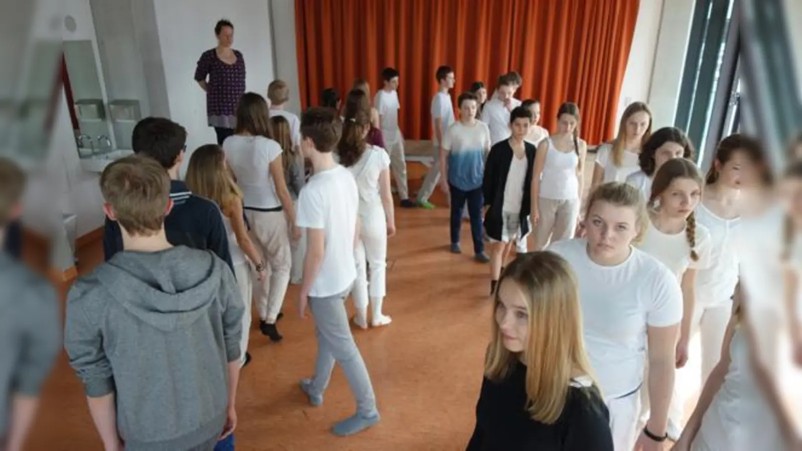 Jugendliche der Theater AG vom Ernst-Mach Gymnasium Haar führen am 25. April ein Theaterstück über das Dritte Reich in Haar auf.	 (Foto: Bürgerstiftung Haar)