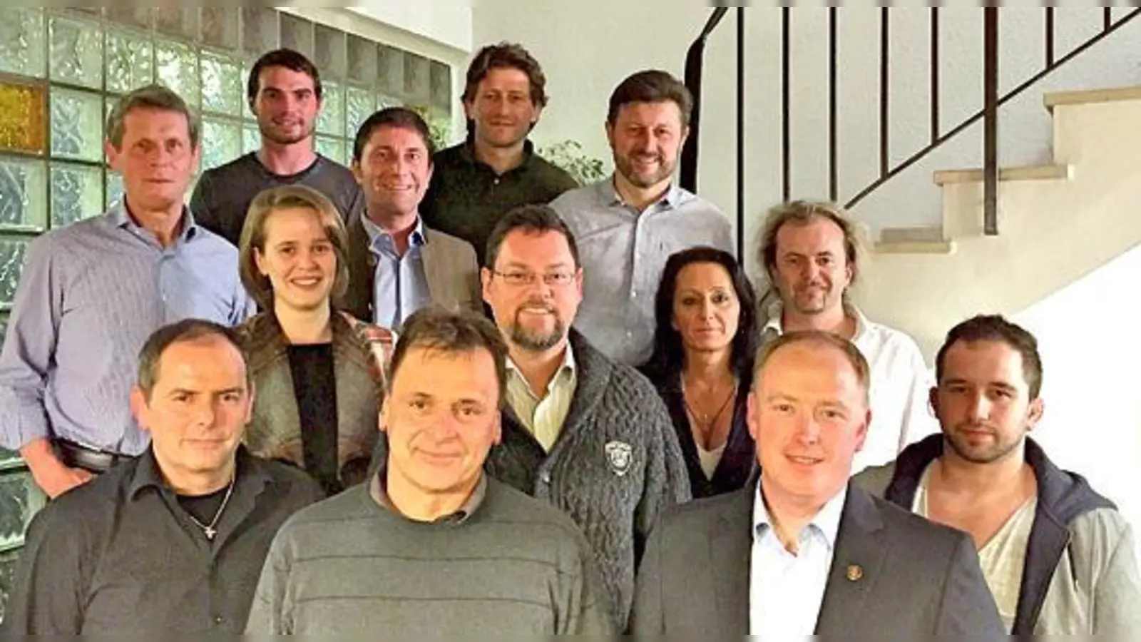 Bürgermeister Andreas Kemmelmeyer (3. Reihe, 2. von links) unter den Mitgliedern des SC Isaria Unterföhring. Er hob die gute Jugendarbeit hervor.	 (F.: Verein)