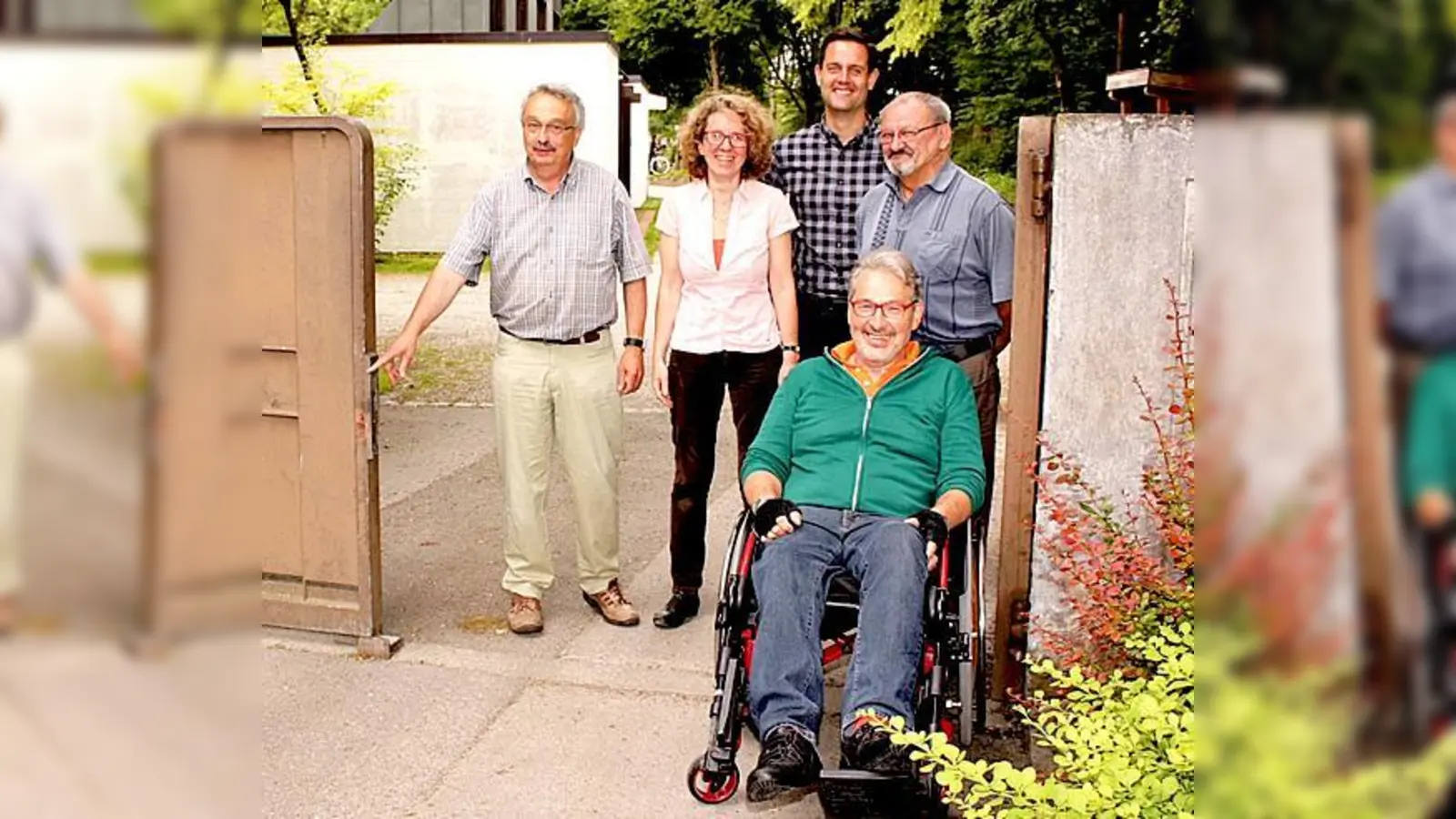 Der Behindertenbeirat und die Stadtverwaltung  freuen sich über den neugeschaffenen barrierefreien Eingang.	 (Foto: Stadt Garching)